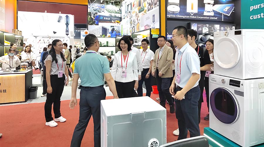 廣交會迎來大咖！江門市市長親臨金環(huán)電器展位參觀交流