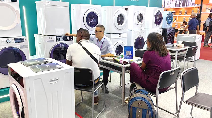 廣交會參展第一天！金環(huán)電器吸引國內(nèi)外客戶參觀交流