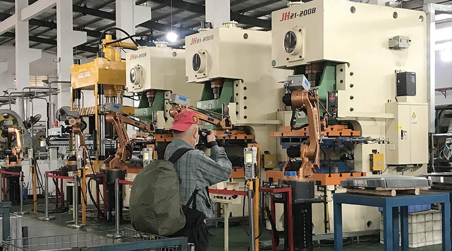 江門市攝影協(xié)會蒞臨金環(huán)電器拍攝交流  用鏡頭見證實力！