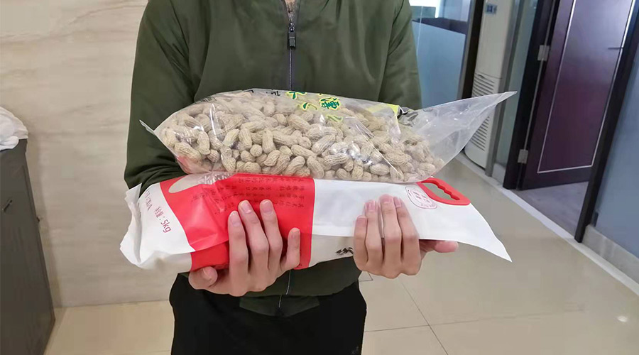 新春關(guān)懷 禮滿情暖！金環(huán)電器給員工發(fā)年貨