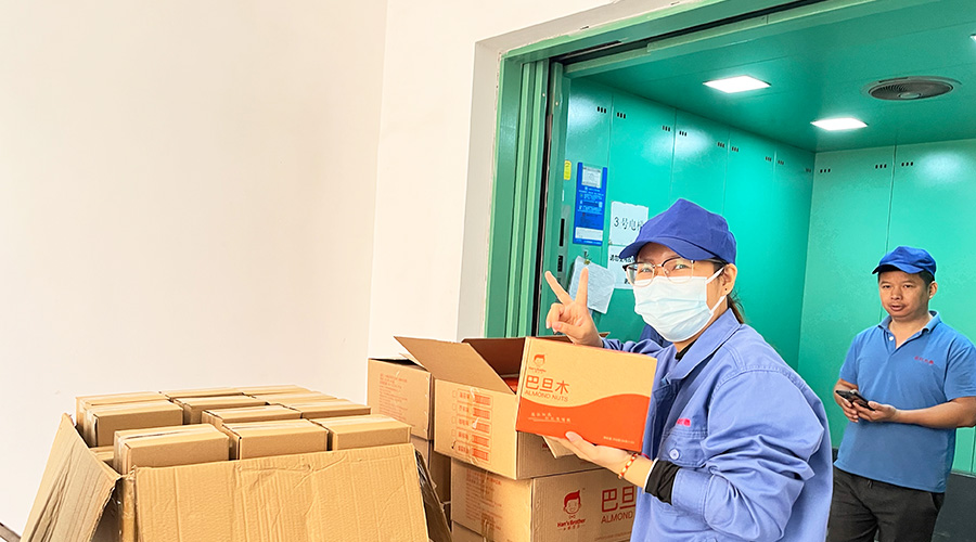 喜笑顏開！三八婦女節(jié)  金環(huán)電器發(fā)放禮品暖人心