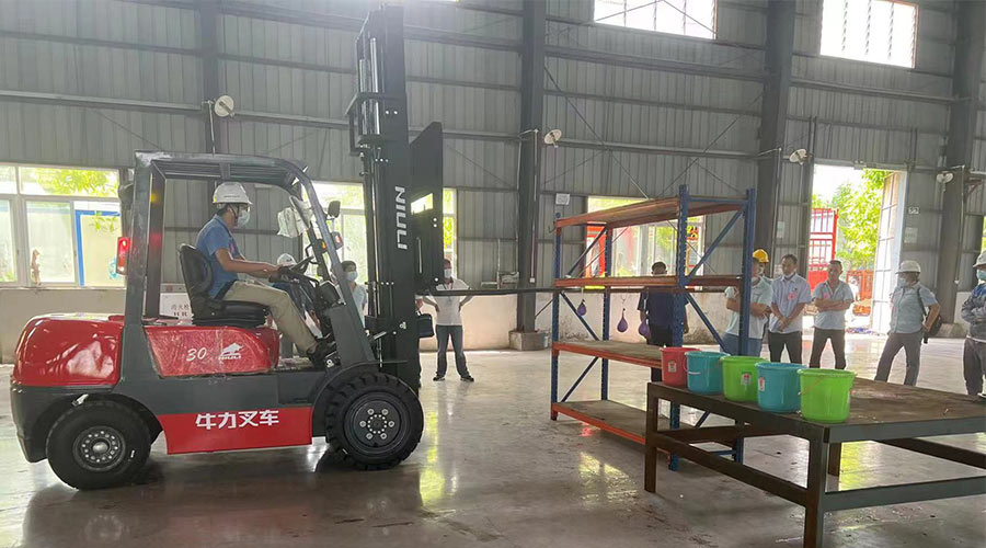 比技能 展風采！金環(huán)電器參與鶴城鎮(zhèn)第二屆企業(yè)職工叉車技能競賽