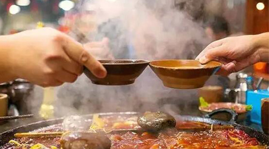 冬天火鍋團建引來一身火鍋味  衣物烘干機化解職場尷尬！